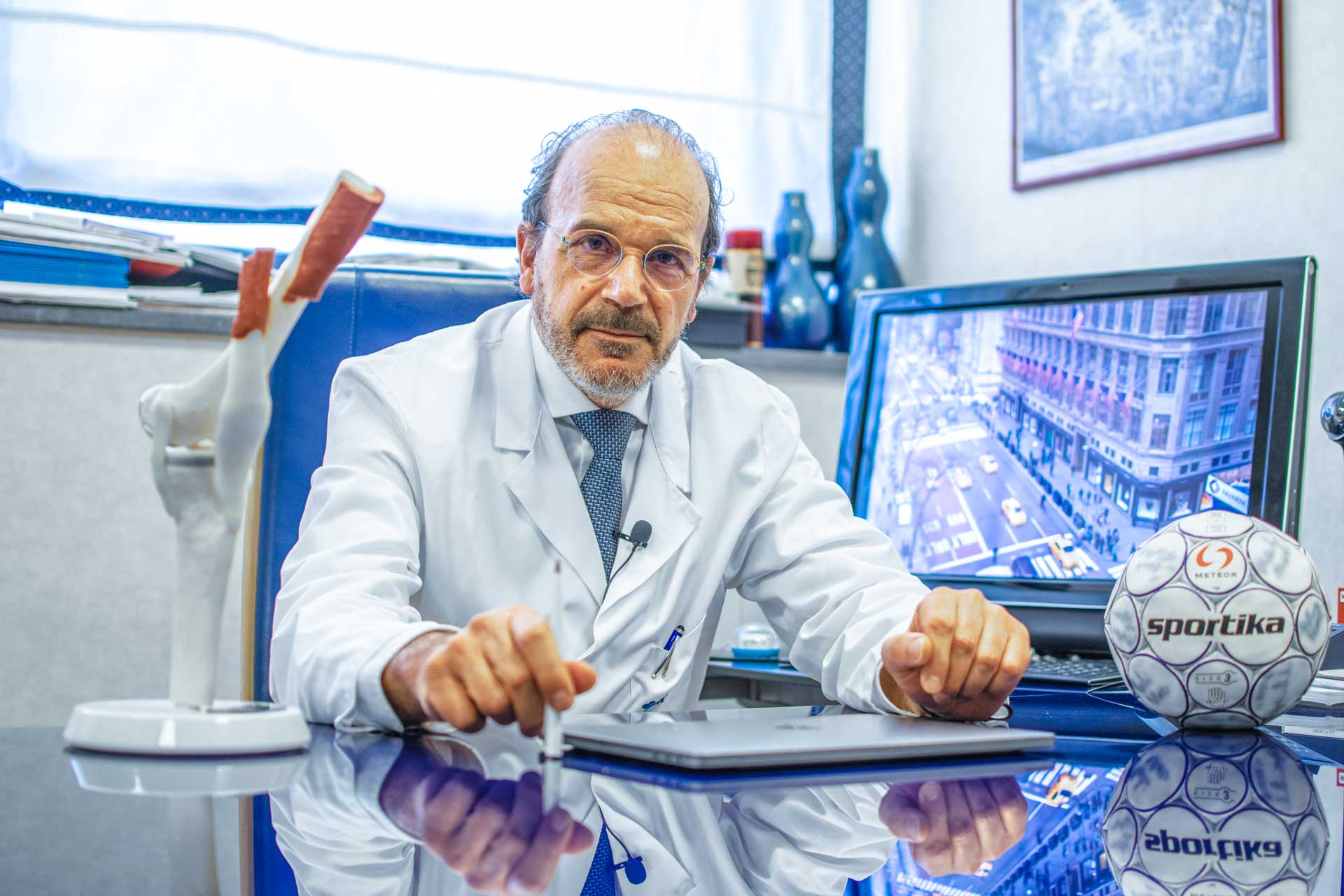 Prof. Ezio Adriani nel suo studio con modello anatomico del ginocchio